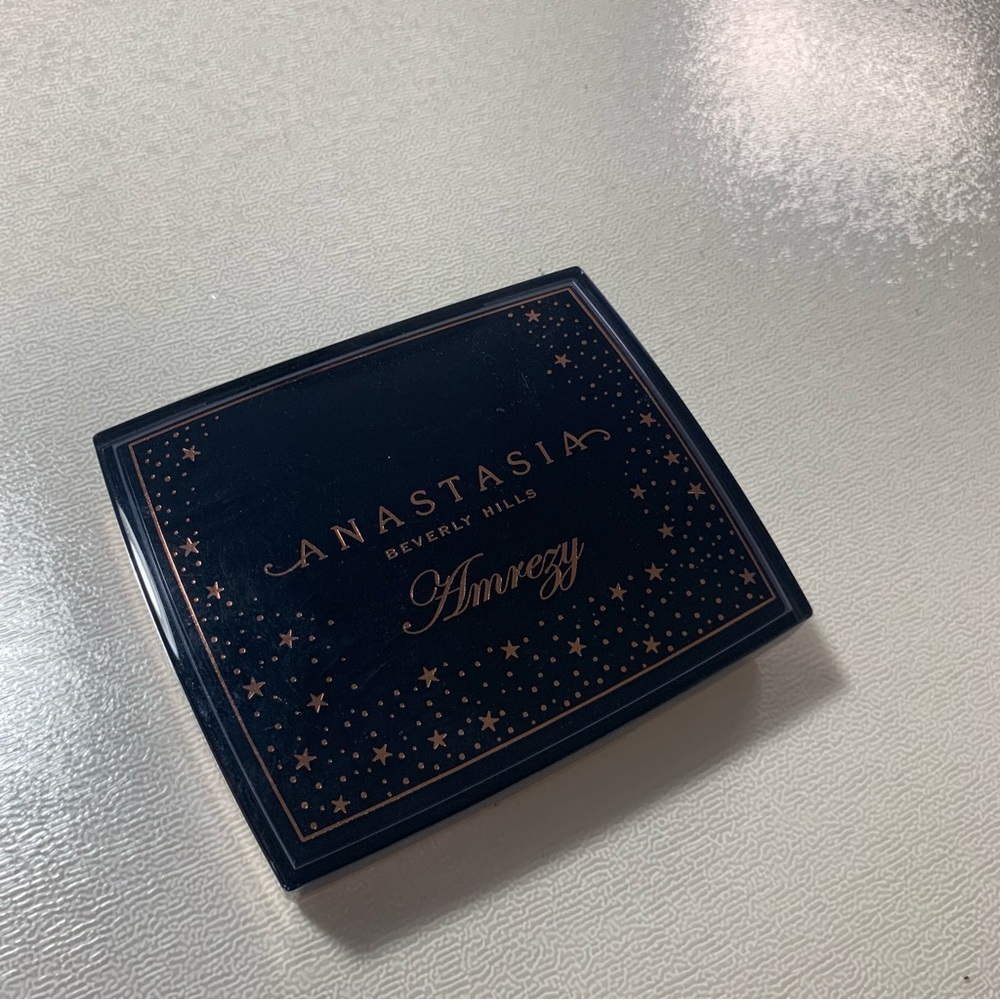 Anastasia Beverly Hills Amrezy Compact with Gold Detailing